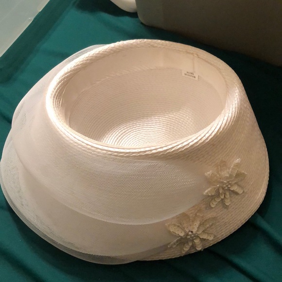 Ivory hat - Picture 2 of 3